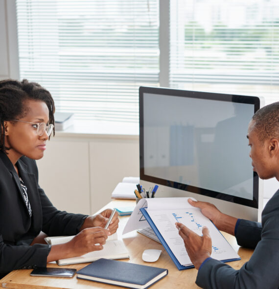 afro-americain-costume-tenant-documents-parlant-patronne